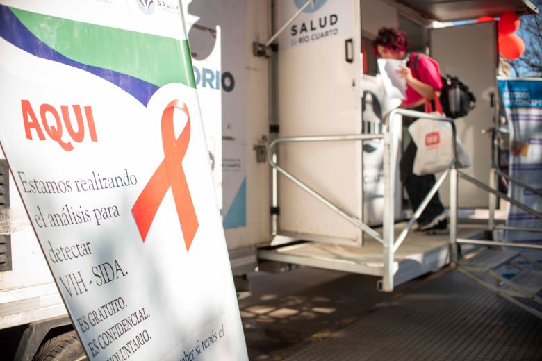 Lucha contra el sida: decenas de personas se testearon gratis en la Plaza Roca