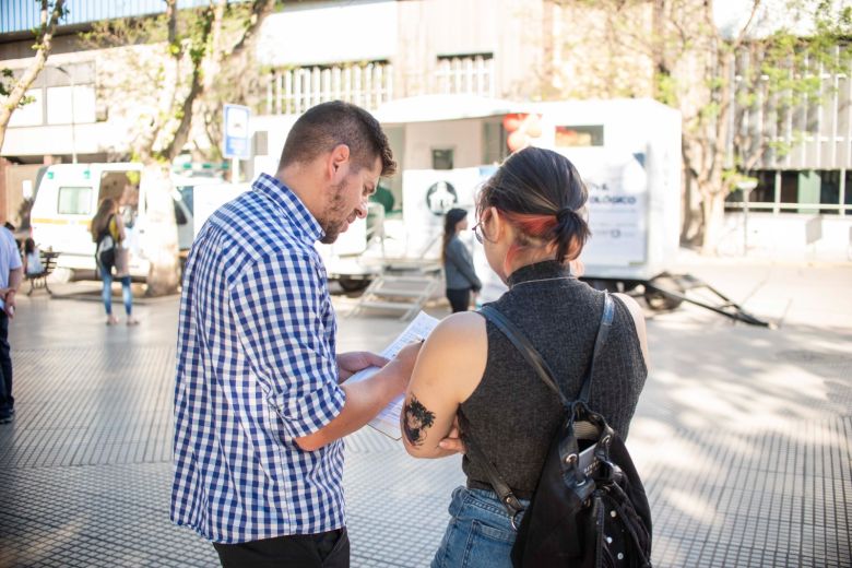 Lucha contra el sida: decenas de personas se testearon gratis en la Plaza Roca