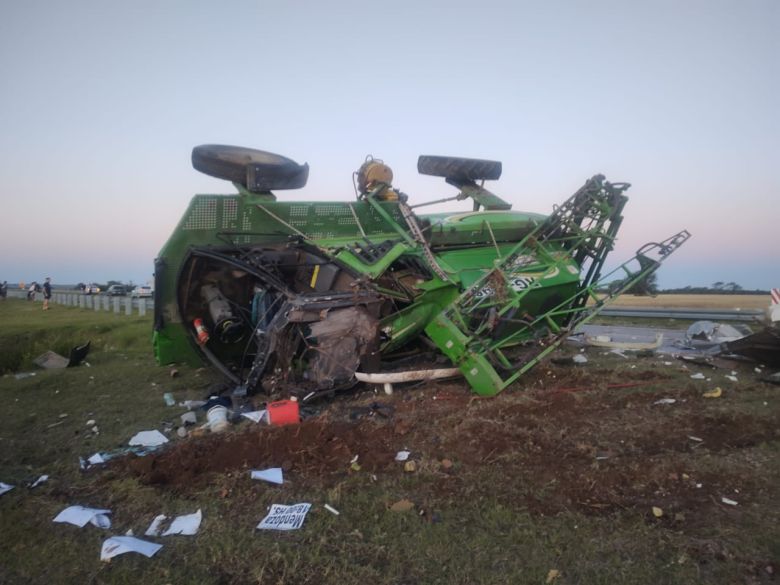 12 heridos en un grave choque entre una maquinaria agrícola y un colectivo