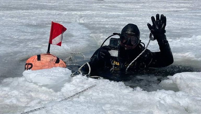 Buceo bajo hielo en Caviahue, una novedosa actividad que devela misterios sumergidos en el agua