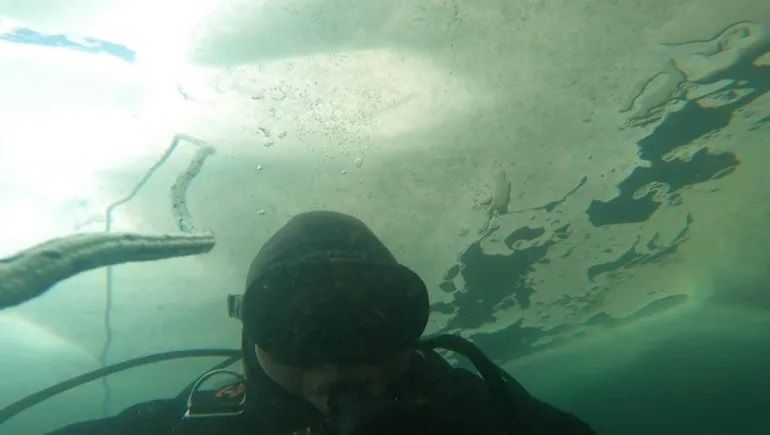 Buceo bajo hielo en Caviahue, una novedosa actividad que devela misterios sumergidos en el agua