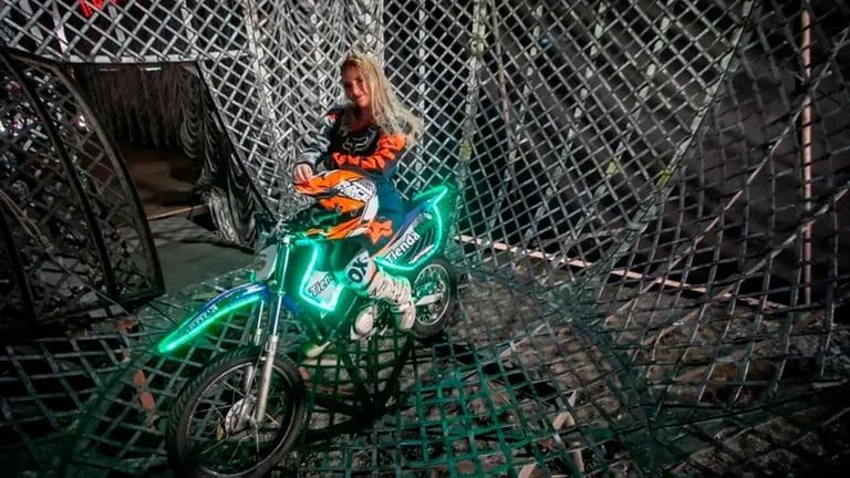La estudiante de Medicina que es motociclista y brilla en el show más peligroso del mundo: el Globo de la Muerte 