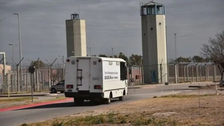Escándalo en Bouwer: un camión proveedor de carne intentó ingresar cocaína, pastillas, celulares y hasta whisky en la cárcel
