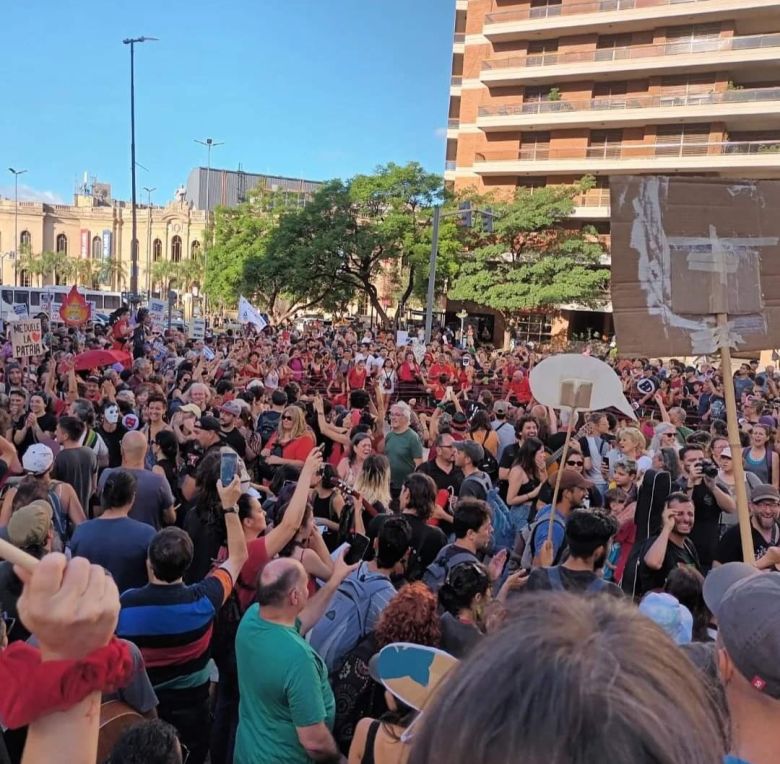 Se realizó un cacerolazo cultural en la ciudad y en Córdoba por rechazo al DNU