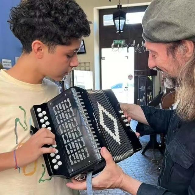 El chango Spasiuk le regaló un acordeón a un joven músico de Concepción del Yaguareté Corá