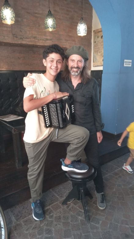 El chango Spasiuk le regaló un acordeón a un joven músico de Concepción del Yaguareté Corá