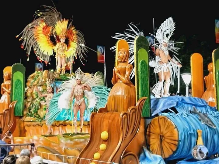 Una comparsa de Corrientes homenajea a la virgen de Itatí en el carnaval de Santo Tomé 