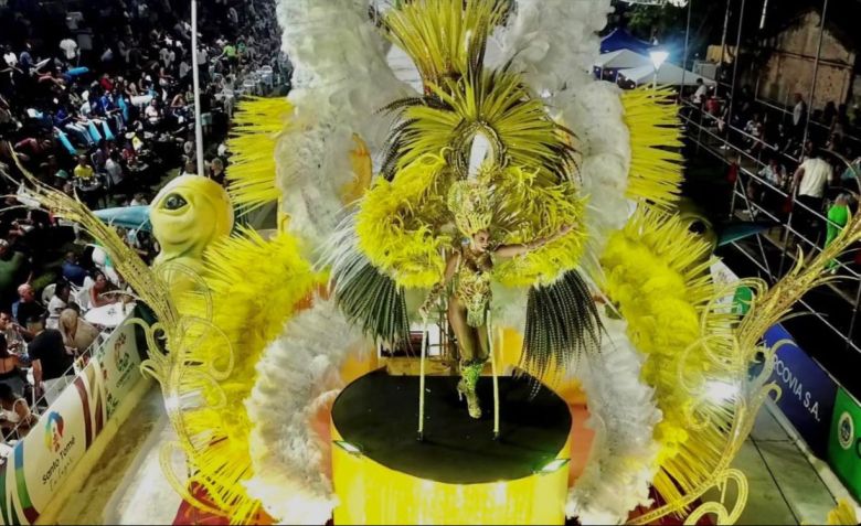 Una comparsa de Corrientes homenajea a la virgen de Itatí en el carnaval de Santo Tomé 