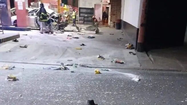 Sorpresa en Salta: explotó un auto mientras cargaba GNC y volaron paquetes de cocaína
