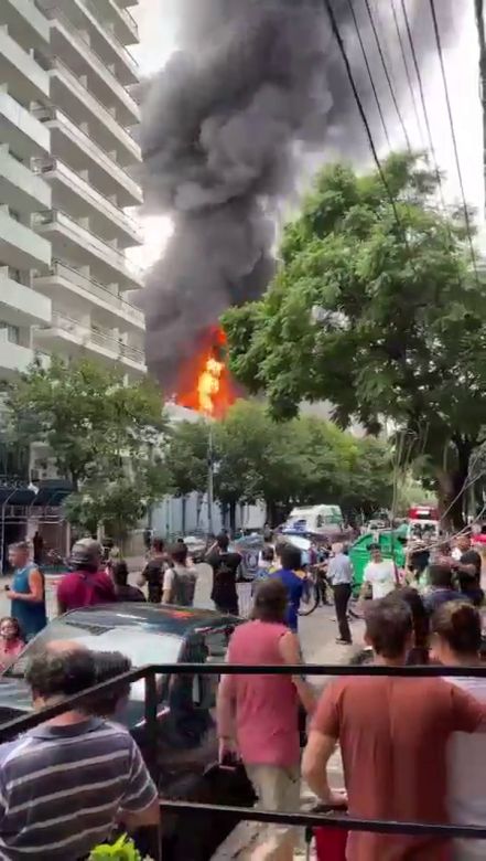 Feroz incendio en Caballito: se prendió fuego una subestación eléctrica de Edesur y hay miles de usuarios sin luz
