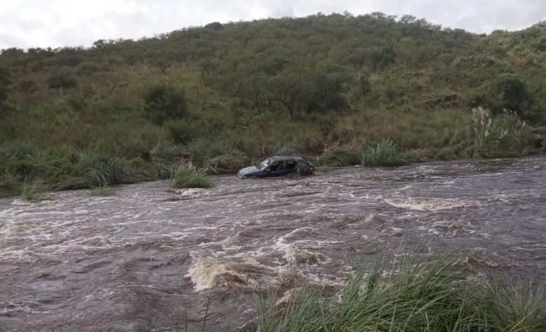 Las Albahacas: Un auto fue arrastrado por la creciente a dos kilómetros 