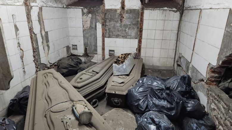 Encuentran más de 500 ataúdes abandonados y 200 bolsas con restos humanos en el cementerio platense