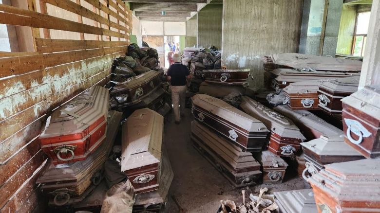 Encuentran más de 500 ataúdes abandonados y 200 bolsas con restos humanos en el cementerio platense