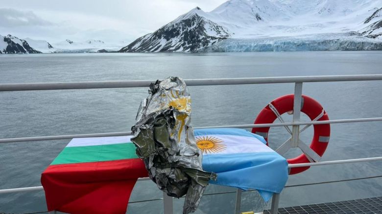 La Armada búlgara entregó los restos del avión argentino encontrados en la Antártida