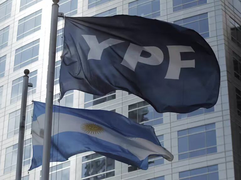 Juicio por la expropiación de YPF: Burford intenta embargar acciones de la petrolera, empresas públicas y hasta el swap con China