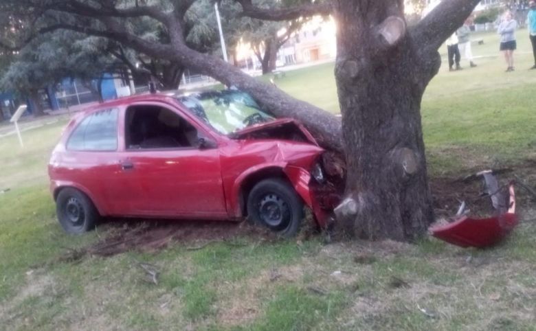 Un automóvil colisionó contra un árbol en la Rotonda Moretti