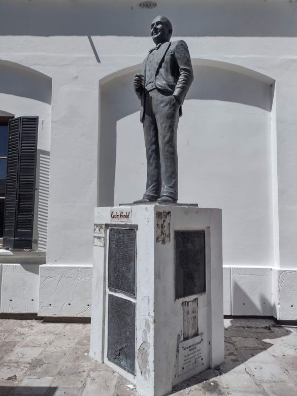 Acto vandálico contra el monumento de Carlos Gardel en El Andino