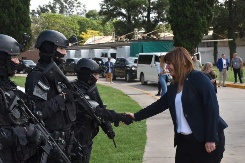 La Ministra de Seguridad, Patricia Bullrich, visitó la base de Fuerza Policial Antinarcotráfico