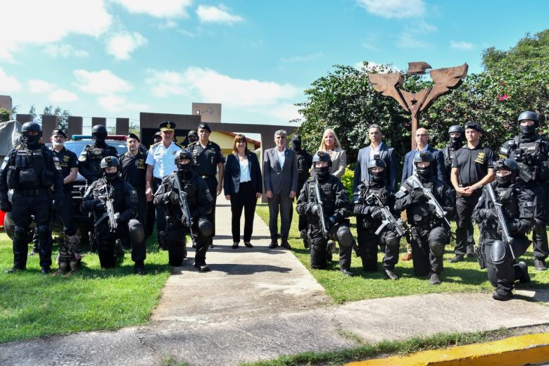 La Ministra de Seguridad, Patricia Bullrich, visitó la base de Fuerza Policial Antinarcotráfico