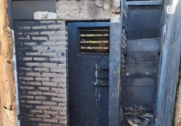 Madre con tres hijas perdió su vivienda a causa de un incendio intencional