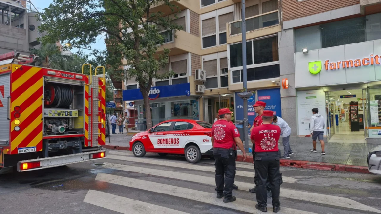 Incendio y tragedia en el piso 12 de un edificio en Nueva Córdoba: un estudiante murió y otro está muy grave