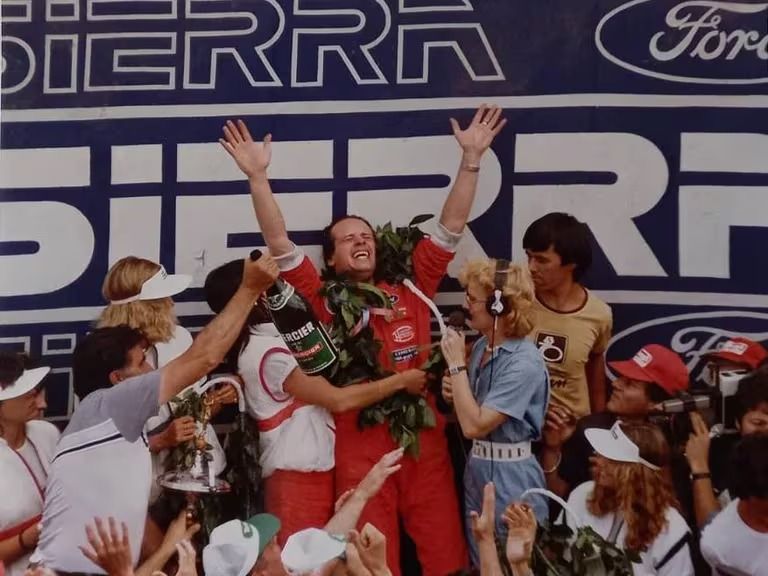 Llevaba “20 años tirada en un patio” y apareció “destruida”, pero la revivieron: la increíble historia de la cupé Ford Taunus campeona de TC 2000