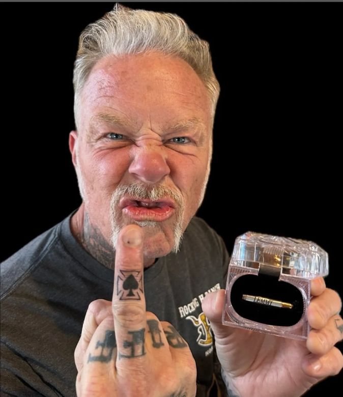James Hetfield se hizo un tatuaje con cenizas de Lemmy Kilmister: “Sin él, no existiría Metallica”