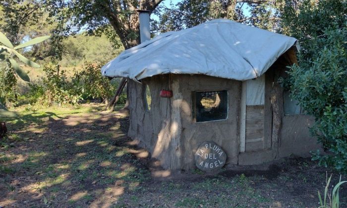  Da clases en 10 escuelas rurales y construyó una casa de adobe