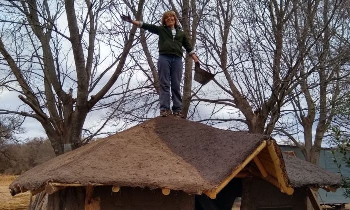  Da clases en 10 escuelas rurales y construyó una casa de adobe