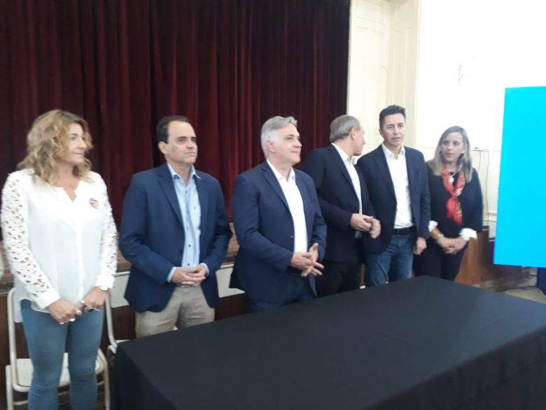 Martín Llaryora firmó un convenio para la reparación edilicia de la Escuela Normal 