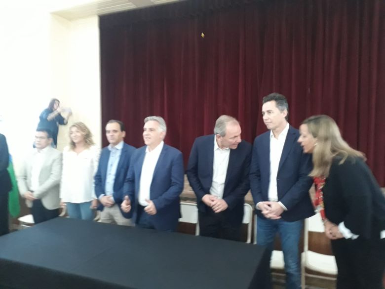 Martín Llaryora firmó un convenio para la reparación edilicia de la Escuela Normal 