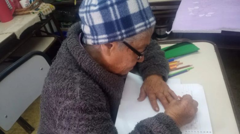 Trabajó toda la vida en el campo y empezó la escuela a los 89 años: “Me decían analfabeta y me dolía”