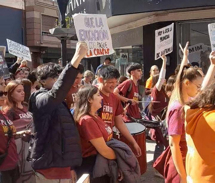 Multitudinaria marcha en defensa a la educación pública