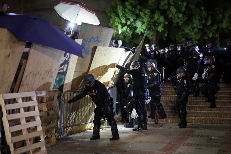 La Policía de Los Ángeles desmanteló el campamento en la UCLA y retomó el predio ocupado por los manifestantes