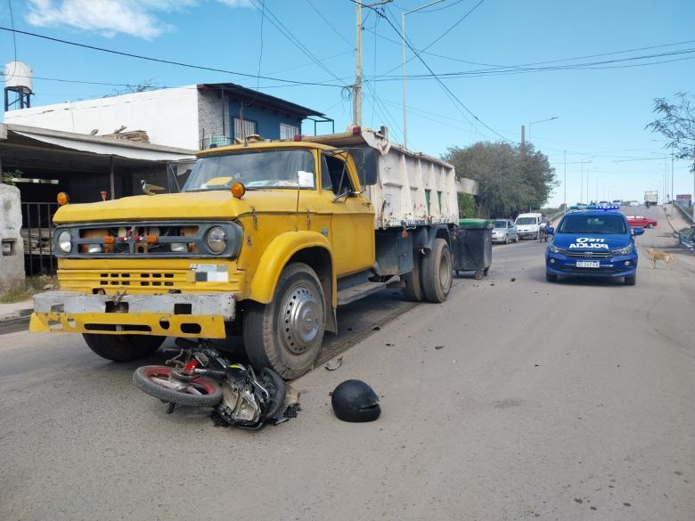 Colisión entre motocicleta y camión en Rubén Darío al 100