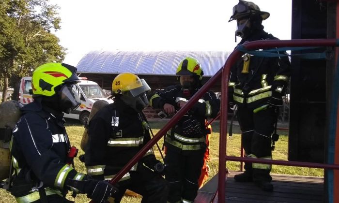 Entrenamiento de bomberos de incendio estructural en un simulador con 500 grados de temperatura