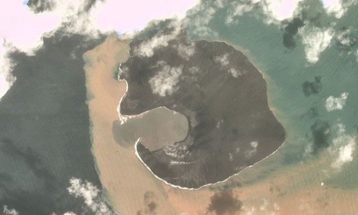 Indonesia: Impactantes imágenes satelitales muestran la magnitud del derrumbe del volcán