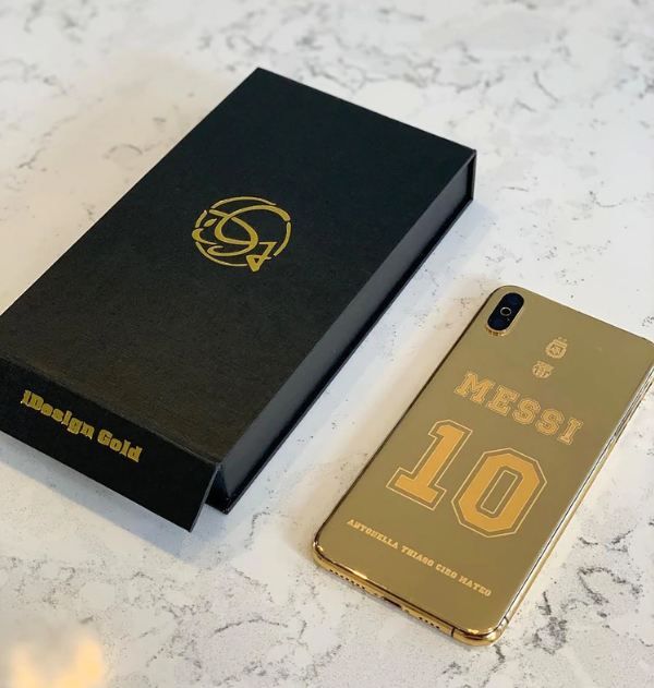 Lionel Messi tiene un iPhone de oro
