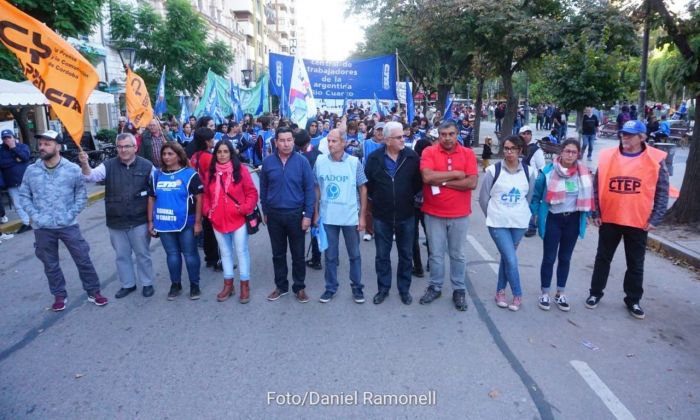 Cientos de personas se manifestaron por las calles de la ciudad en rechazo a las medidas de ajuste del Gobierno nacional