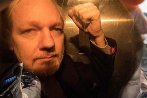 Julian Assange, condenado a 50 semanas de cárcel por violar libertad condicional
