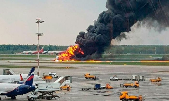 Incendio en un avión ruso: cuando grabar una tragedia es más importante que salvarse o ayudar