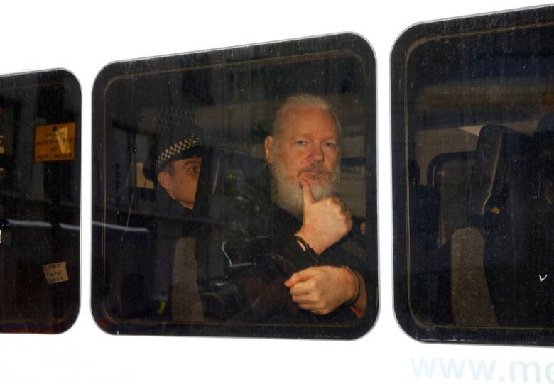 Ecuador dará a Washington los ordenadores y documentos de Assange en Londres