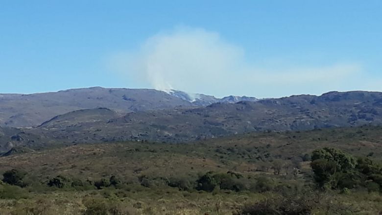 Bomberos monitorearon un incendio en las sierras de Alpa Corral