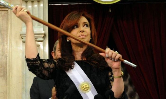 Sobreseyeron a Cristina Kirchner en la causa del bastón presidencial: se lo tendrán que devolver