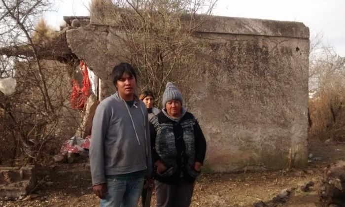 Una familia de Santa Fe se refugia en una casa abandonada al lado del río