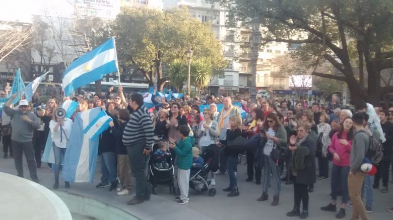 Numerosa concentración en Plaza Roca en apoyo al gobierno nacional