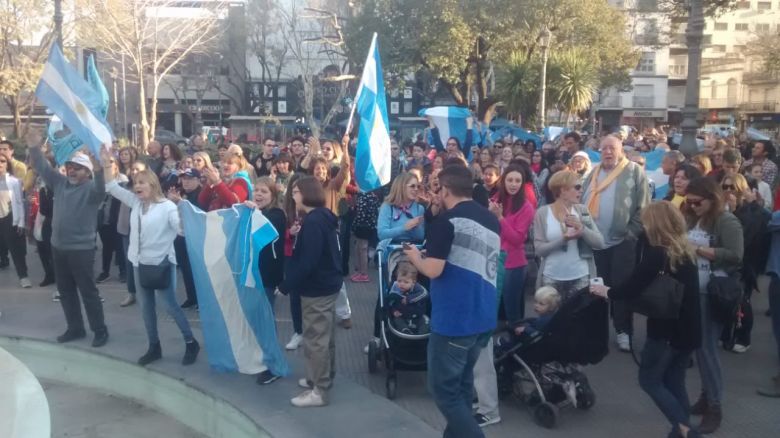 Numerosa concentración en Plaza Roca en apoyo al gobierno nacional