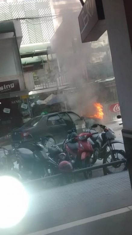 Vehículo en llamas en el microcentro de la ciudad