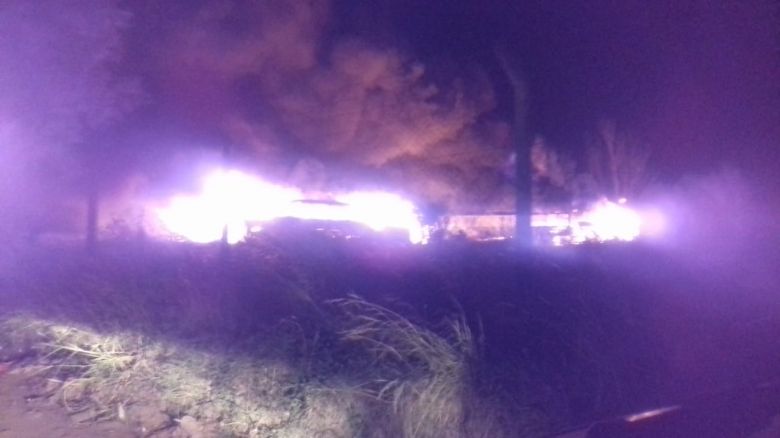 Grave incendio de doce colectivos en desuso de la TUS