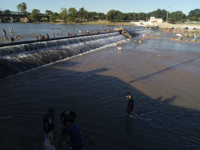 Miles de personas disfrutaron del río durante el primer fin de semana del verano 